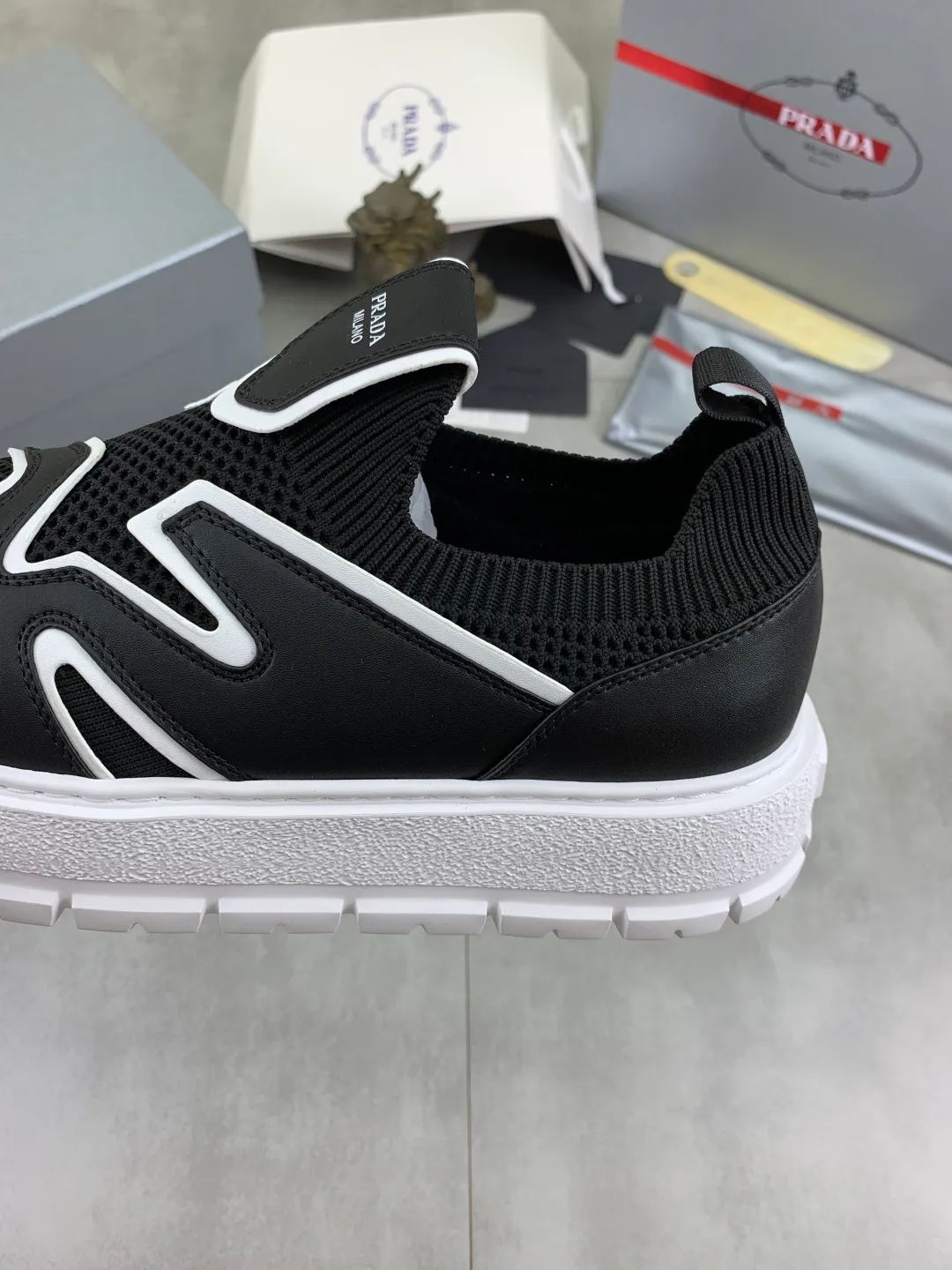 Men's shoes 💰P600💰 [New style] Flying weave series (summer must-have) is now available on the official website, 🆘 Trendy brand (Prada) mainly promotes popular models, avant-garde and versatile fashionable men's shoes, private version mold opening, cowhide surface splicing 1:1.. Fashionable and simple, original imported cowhide and cowhide leather feet; the atmosphere and personality are more fashionable, eye-catching and pursuing class. It will subvert the old idea and be a must-have for fashion trendsetters with you! Must keep it for yourself! High-end comfort and low-end, high-end quality workmanship. Size: 38-45 4️⃣colors available.